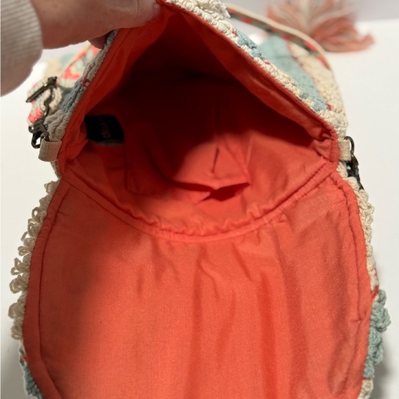 chloe & lex Crossbody Bag. - Picture 4 of 10